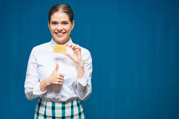 Ropade Affärskvinna Vit Skjorta Och Kjol Håller Gyllene Kreditkort Och — Stockfoto
