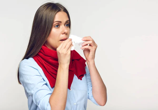 Gripe Enferma Mujer Con Bufanda Roja Cuello Usando Tejido Papel —  Fotos de Stock