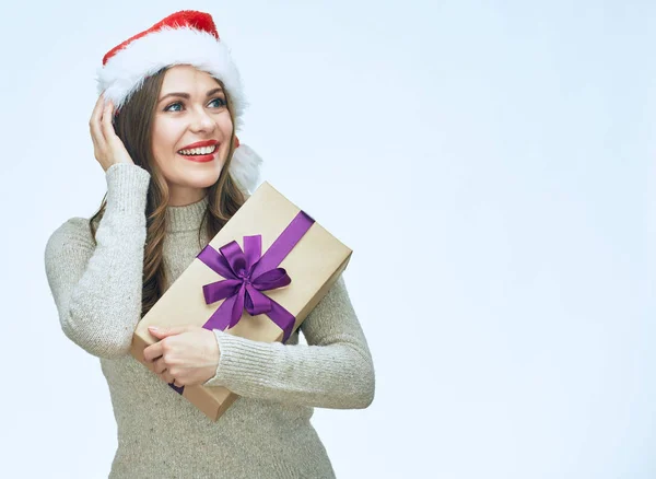 Hermosa Mujer Sorprendida Usando Santa Sombrero Sosteniendo Caja Regalo —  Fotos de Stock