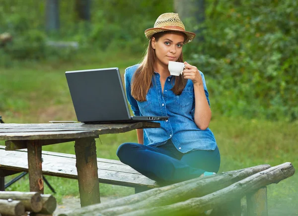 Žena Pití Kávy Pomocí Přenosného Počítače Přírodě — Stock fotografie
