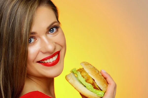 Ευτυχισμένη Γυναίκα Κόκκινα Χείλη Εκμετάλλευση Burger Κίτρινο Φόντο — Φωτογραφία Αρχείου