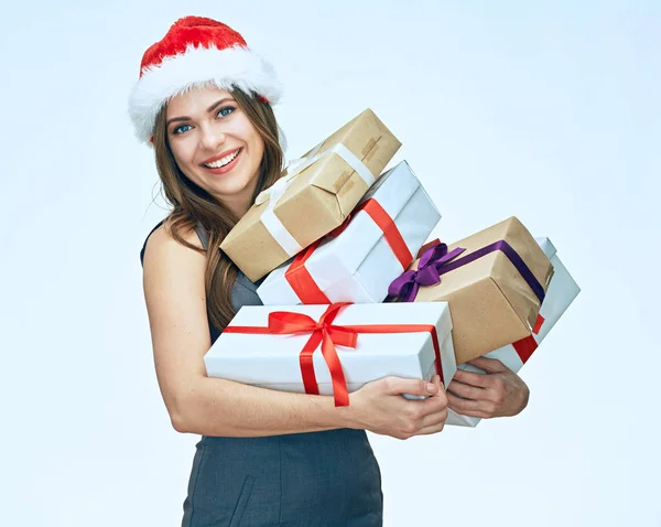 Geschäftsfrau mit Weihnachtsmann-Hut hält Kisten — Stockfoto