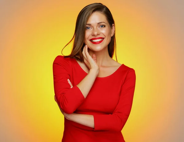Lachende Vrouw Draagt Rode Jurk Poseren Gele Achtergrond — Stockfoto