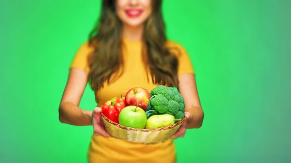 Lachende Vrouw Presenteren Mand Met Fruit Groenten Groene Achtergrond — Stockfoto