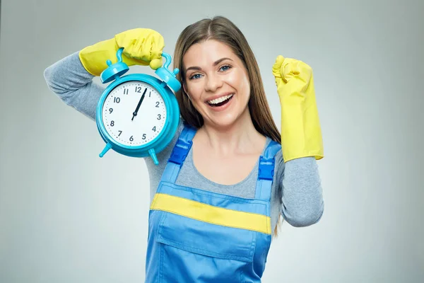 Smiling Woman Builder Holding Alarm Clock Gray Background — Stock Photo, Image