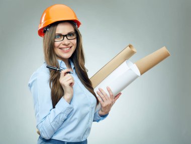 Kadın mimar planları gri arka plan üzerinde tutarak kask korumak