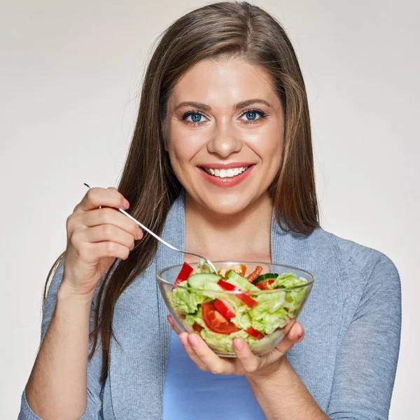 在米色背景下吃沙拉的年轻妇女的画像 健康食物概念 — 图库照片