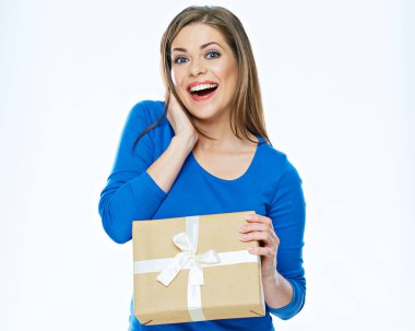 Hediye kutusu tutan şaşırtıcı kadın rahat giyinmiş.