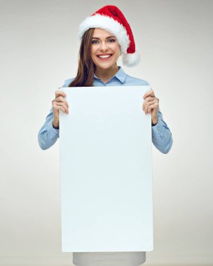 Noel şapka holding büyük beyaz afiş, tabela giyen kadın