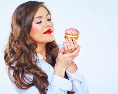 acıbadem kurabiyesi pasta tutan gülümseyen genç kadın