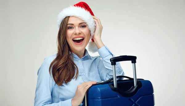愉快的妇女佩带的圣诞节帽子与旅行手提箱 — 图库照片