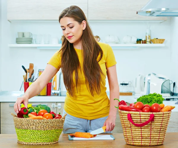 Vrouw in keuken koken groenten. — Stockfoto
