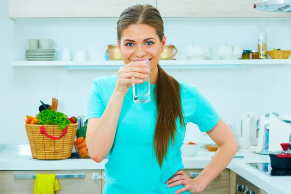 Belle Jeune Femme Buvant Eau Verre Debout Dans Cuisine — Photo