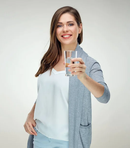 Lächelnde Frau Mit Langen Haaren Hält Wasserglas Vor Hellem Hintergrund — Stockfoto