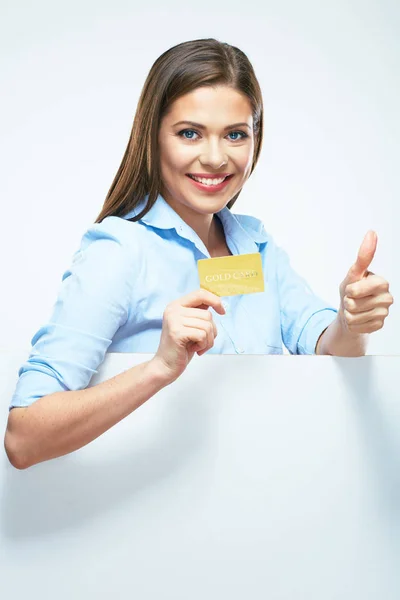 ホワイトの白い背景に分離されたクレジット カードと示す親指を現して空のバナーを持つ若い女性の肖像画 — ストック写真