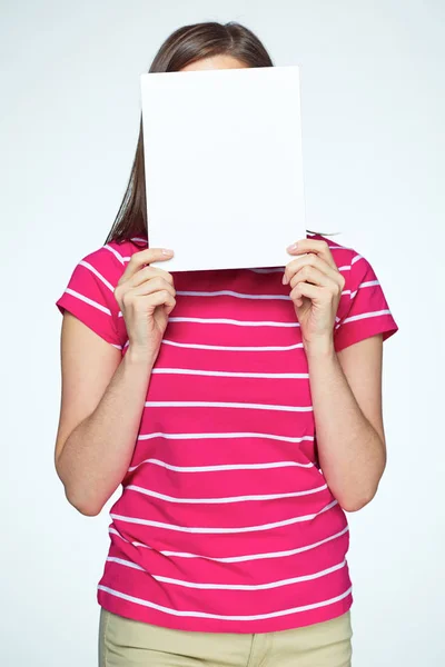 Weißes Banner. Lächelnde Frau mit Schild. — Stockfoto