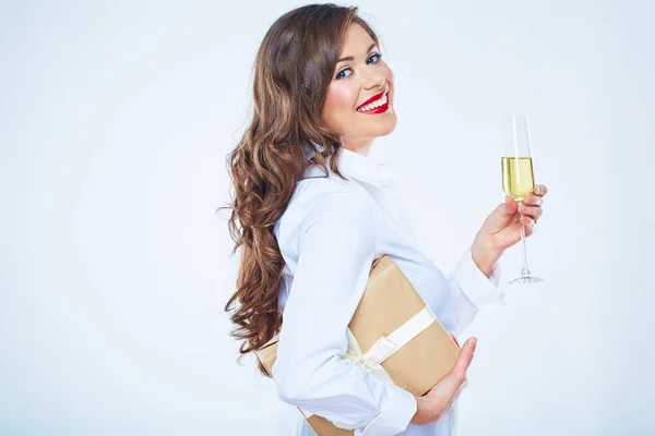 Toothy leende kvinna med röda läppar hålla gåva rutan och vine gla — Stockfoto