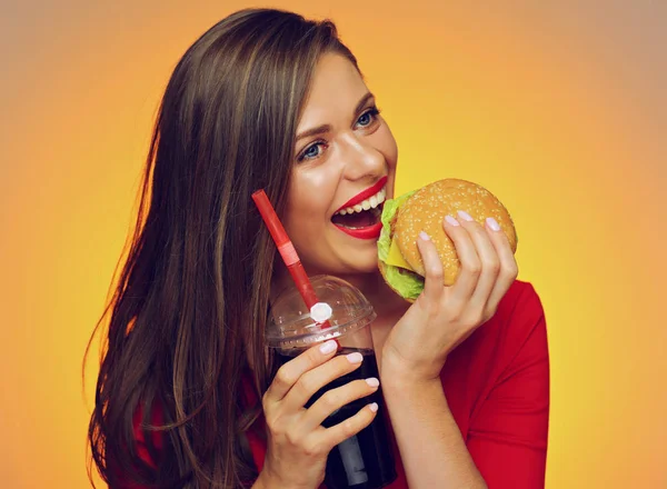 Portret Van Gelukkige Vrouw Smakelijke Hamburger Eten Houden Van Cola — Stockfoto