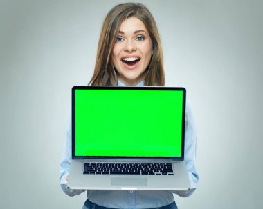Dizüstü bilgisayar kopya spase s ile tutan gülümseyen iş kadın