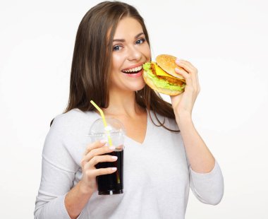 Beyaz arka plan üzerinde izole cola ile lezzetli burger tutan gülümseyen kadın portresi