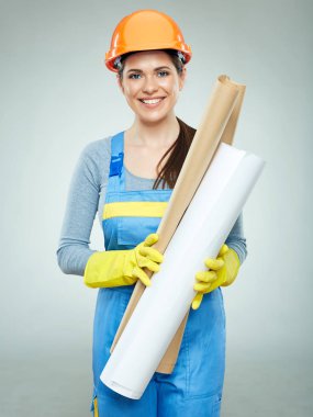 planları gri arka plan üzerinde tutarak gülümseyen kadın mühendis