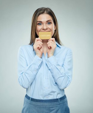 gömlekli ağız karşı kredi kartı tutan genç iş kadını 