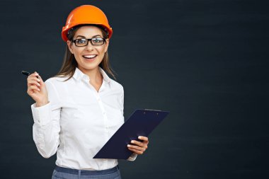 gülümseyen genç kadın mimar Pano tutan güvenlik kask 