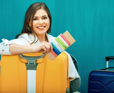 genç kadın sarı bavula yaslanmış 