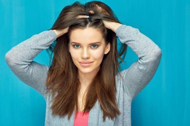 gülümseyen güzel kadın mavi duvar arka plan uzun saç dokunmadan 