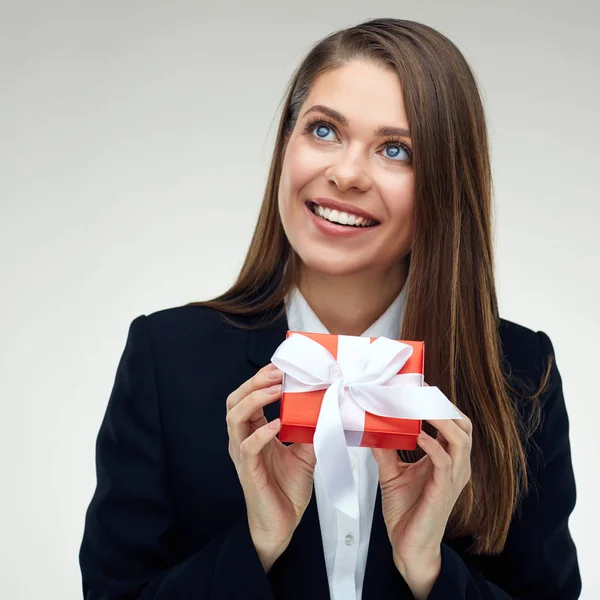 Mujer de negocios con traje de negocios negro sosteniendo una pequeña caja de regalo —  Fotos de Stock