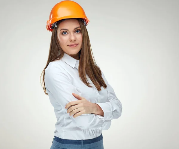 Porträt Einer Ingenieurin Mit Orangefarbenem Schutzhelm Die Mit Verschränkten Armen — Stockfoto