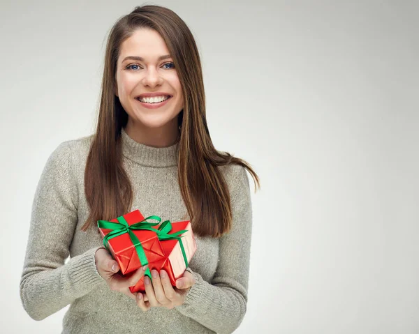 Hermosa chica sosteniendo caja de regalo —  Fotos de Stock