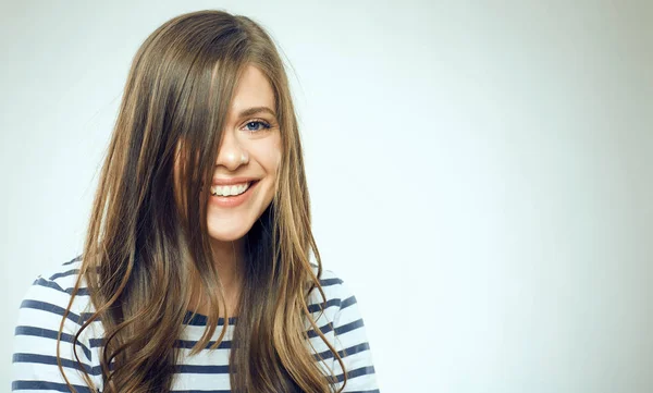 Jonge Vrouw Met Lange Haren Gestreepte Shirt Camera Kijken Grijze — Stockfoto