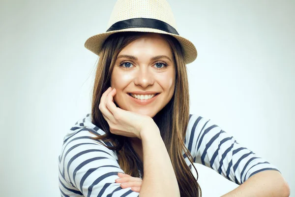 帽子とストライプのシャツが灰色の背景にカメラ目線で笑顔の若い女性 — ストック写真