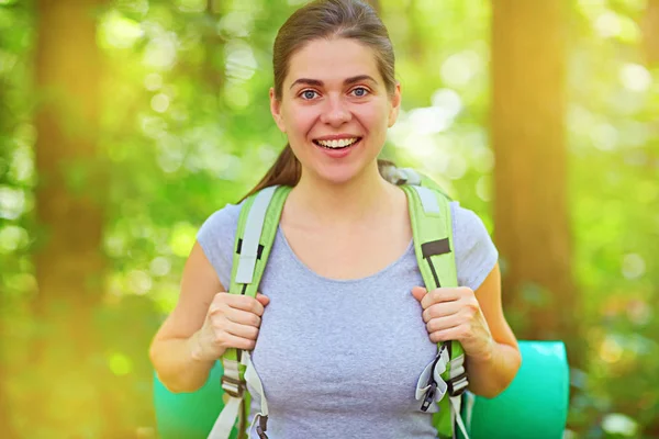 Leende Kvinna Vandring Turist Med Ryggsäck Skogen — Stockfoto