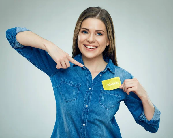 Счастливая Улыбающаяся Женщина Указывающая Пальцем Золотую Кредитную Карту — стоковое фото
