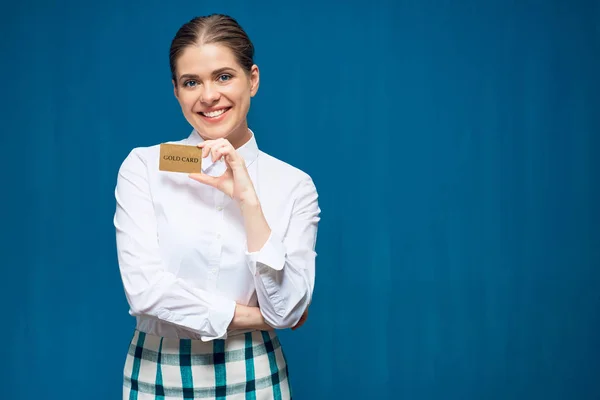 Schreiende Geschäftsfrau Weißem Hemd Und Rock Mit Goldener Kreditkarte — Stockfoto