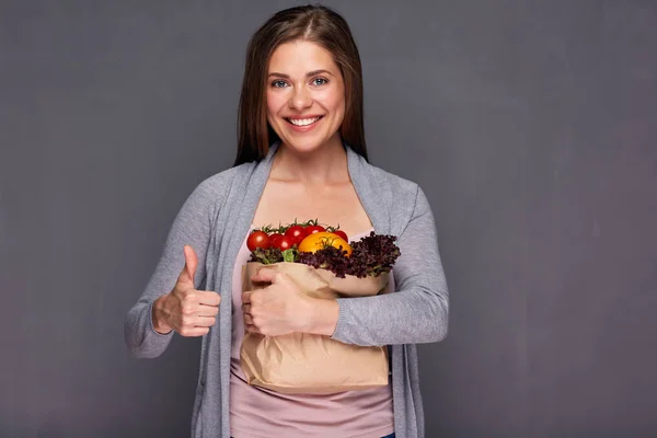 Mujer Feliz Sosteniendo Bolsa Papel Con Verduras Mostrando Pulgar Hacia — Foto de Stock