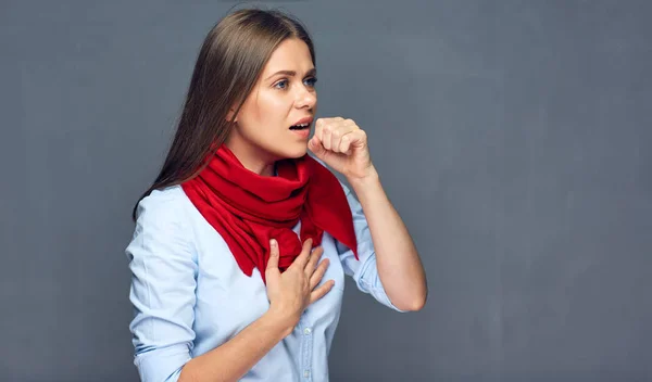 Affärskvinna Som Bär Röd Scarf Håller Papper Vävnad Och Hosta — Stockfoto