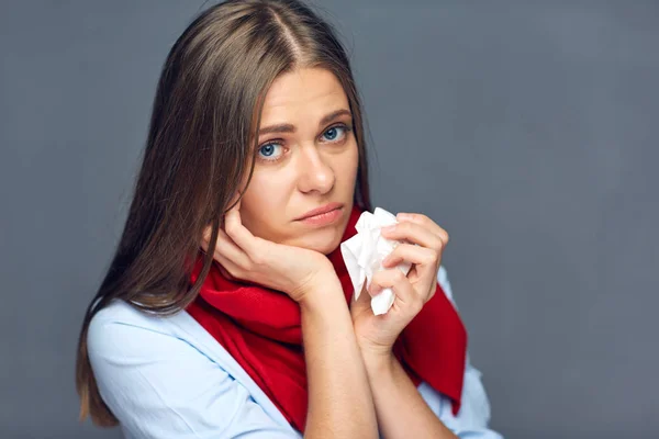 Grippekranke Frau Mit Rotem Schal Hals Mit Papiertaschentuch — Stockfoto