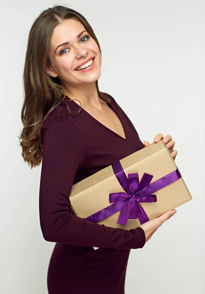 Счастливая Красивая Женщина Темном Платье Подарочной Коробкой — стоковое фото