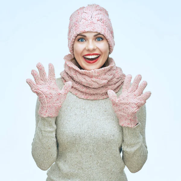 白い背景に冬暖かい服を着て幸せ笑顔の女性 — ストック写真