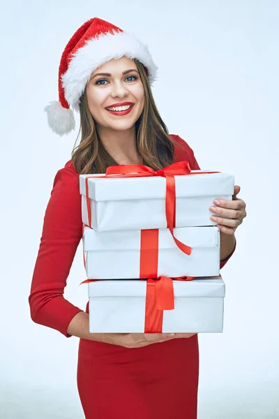 Frau Mit Weihnachtsmütze Und Rotem Kleid Mit Geschenken — Stockfoto