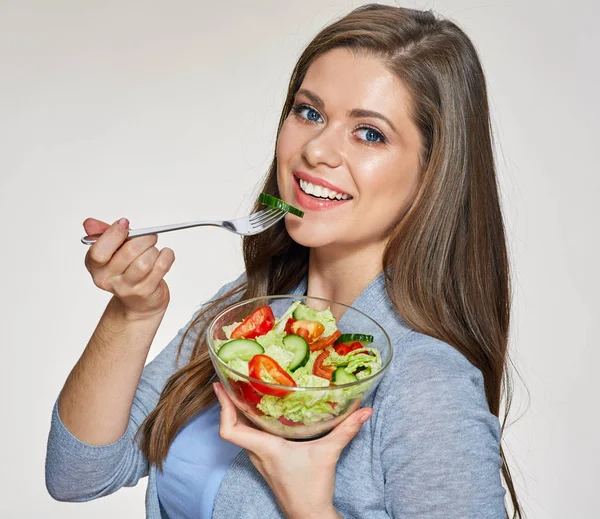 在米色背景下吃沙拉的年轻妇女的画像 健康食物概念 — 图库照片