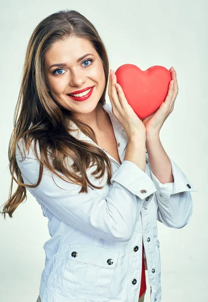 バレンタインの日の赤いハートマークを保持している長い髪の笑顔の女性の肖像画 — ストック写真