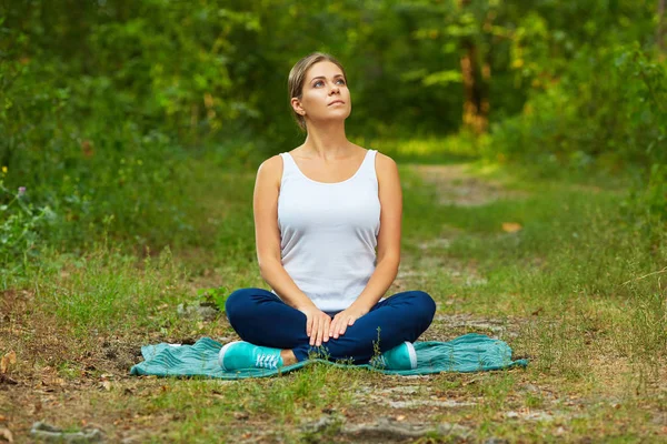 Schöne Frau Yoga Pose Meditiert Wald — Stockfoto