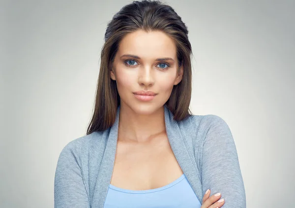 Retrato Mujer Hermosa Joven Confiada Mirando Cámara Posando Sobre Fondo —  Fotos de Stock