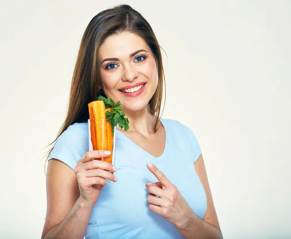 Lachende Vrouw Bedrijf Glas Met Worteltjes — Stockfoto