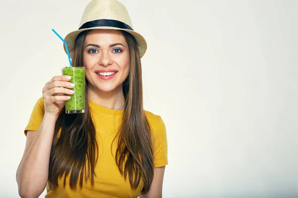 Mujer Joven Sombrero Bebiendo Jugo Batido Verde — Foto de Stock