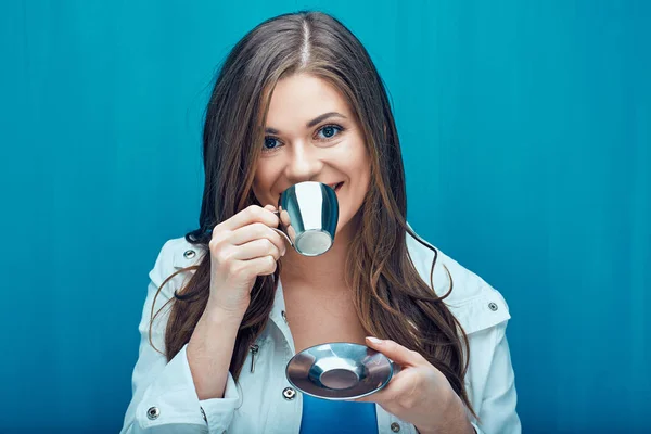 Ritratto Donna Che Beve Caffè Tazza Sfondo Blu Della Parete — Foto Stock